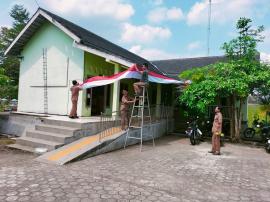 Pemasangan bendera menjelang hari kemerdekaa 
